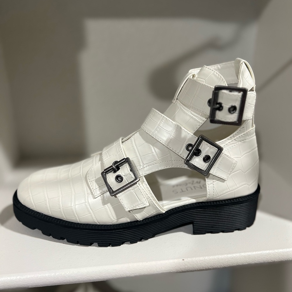 Women’s boots/sandals